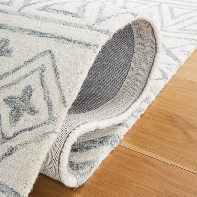 Metro MET353 Hand Tufted Area Rug - Safavieh 4 Metro MET353 Hand Tufted Area Rug - Safavieh - Image 4