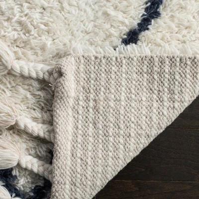 Casablanca CSB726 Hand Tufted Moroccan Area Rug - Safavieh 4 Casablanca CSB726 Hand Tufted Moroccan Area Rug - Safavieh - Image 4