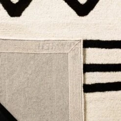 Safavieh Kids SFK907 Hand Tufted Area Rug - Safavieh -My home decor GUEST c6e53ba3 d892 43db 97ed 465f94974faa