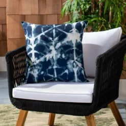 Indoor/Outdoor Maven Pillow - Navy/White - 18" X 18" - Safavieh