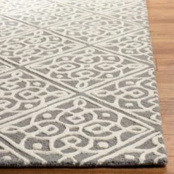 Loretta Medallion Tufted Accent Rug - Safavieh